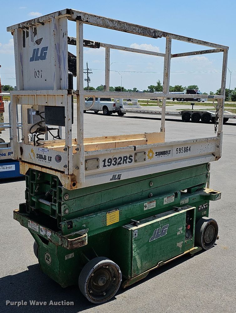 image for item MD9810 2014 JLG 1932RS  scissor lift