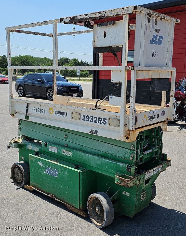 image for item MD9810 2014 JLG 1932RS  scissor lift