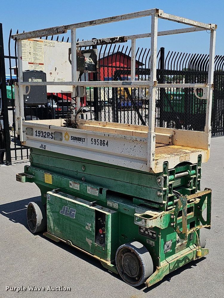 image for item MD9810 2014 JLG 1932RS  scissor lift