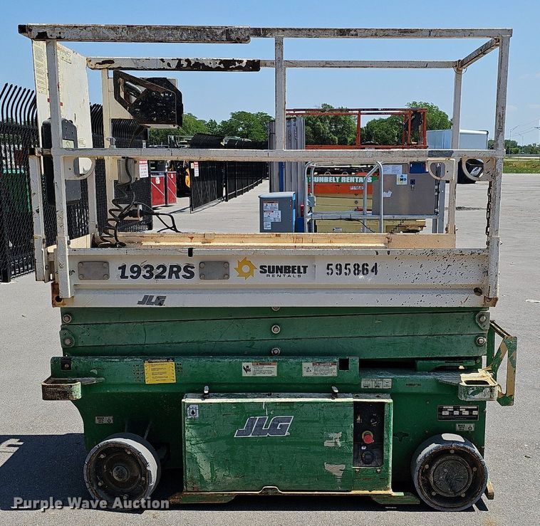 image for item MD9810 2014 JLG 1932RS  scissor lift