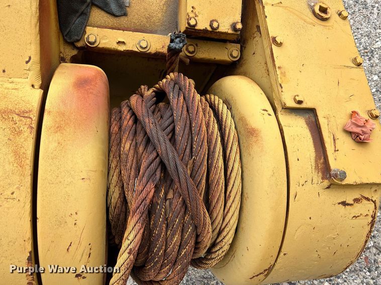 image for item MF9989 Hyster D7K  dozer winch