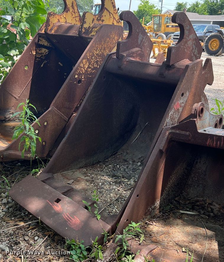image for item MF9997 32" W excavator bucket
