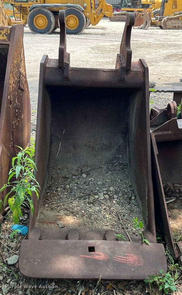 image for item MF9997 32" W excavator bucket