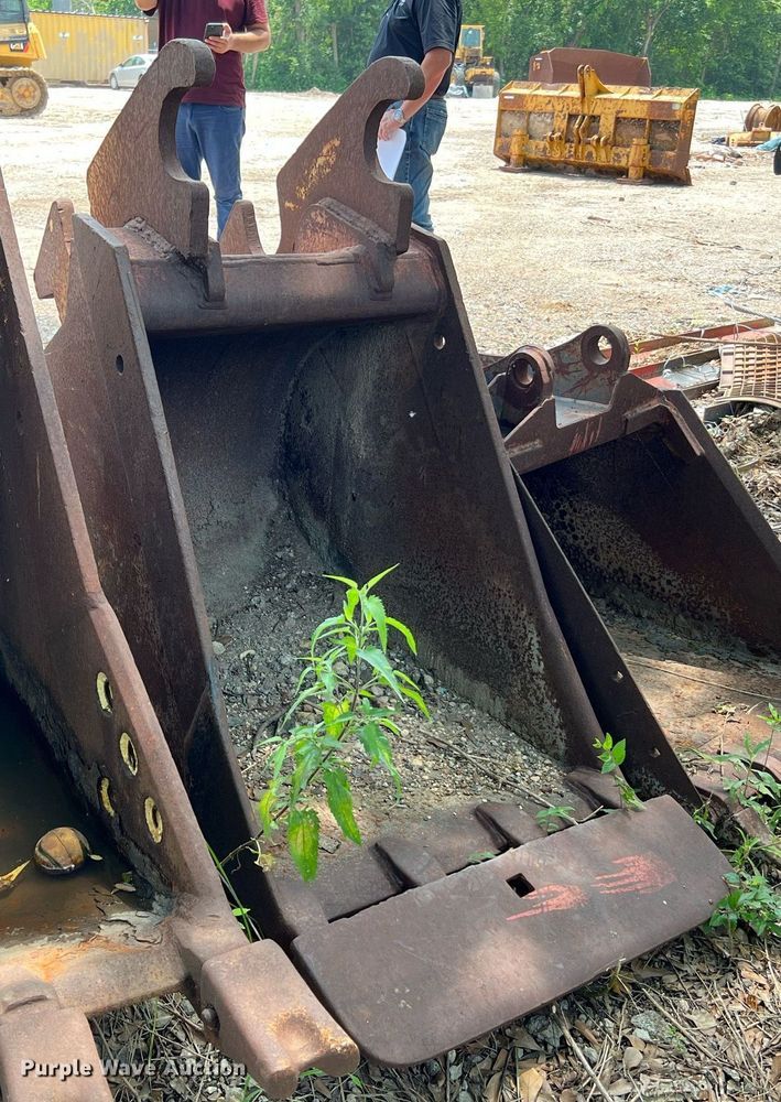 image for item MF9997 32" W excavator bucket