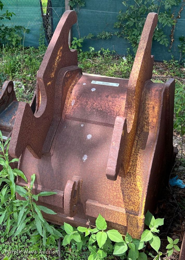 image for item MF9997 32" W excavator bucket