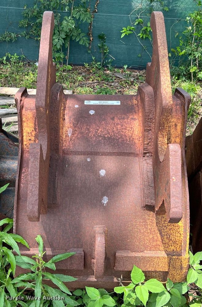 image for item MF9997 32" W excavator bucket