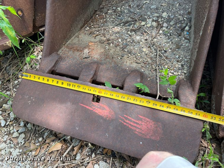 image for item MF9997 32" W excavator bucket