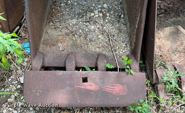 image for item MF9997 32" W excavator bucket