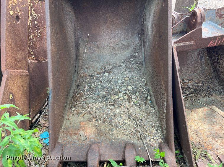 image for item MF9997 32" W excavator bucket