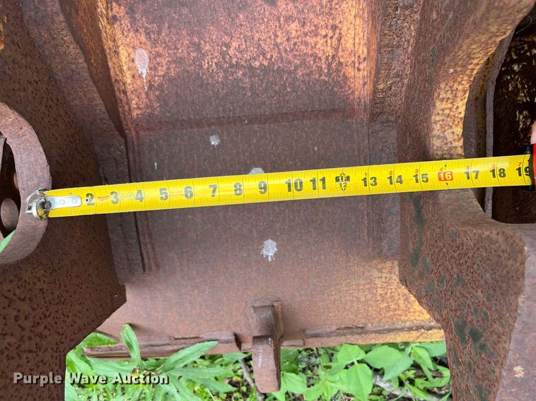 image for item MF9997 32" W excavator bucket