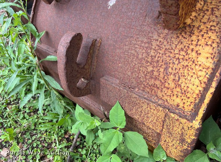 image for item MF9997 32" W excavator bucket