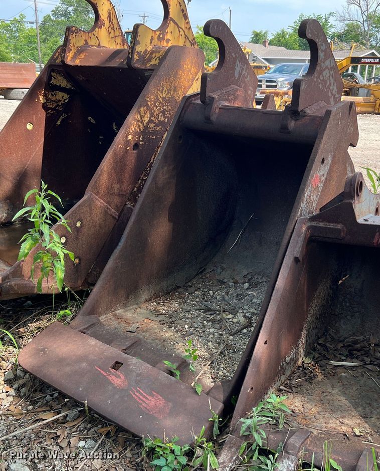 image for item MF9997 32" W excavator bucket