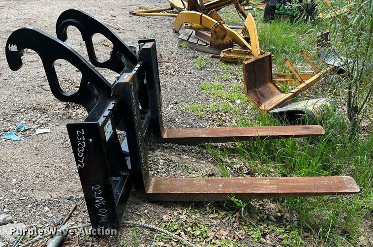 image for item MG9006 Caterpillar  wheel loader forks