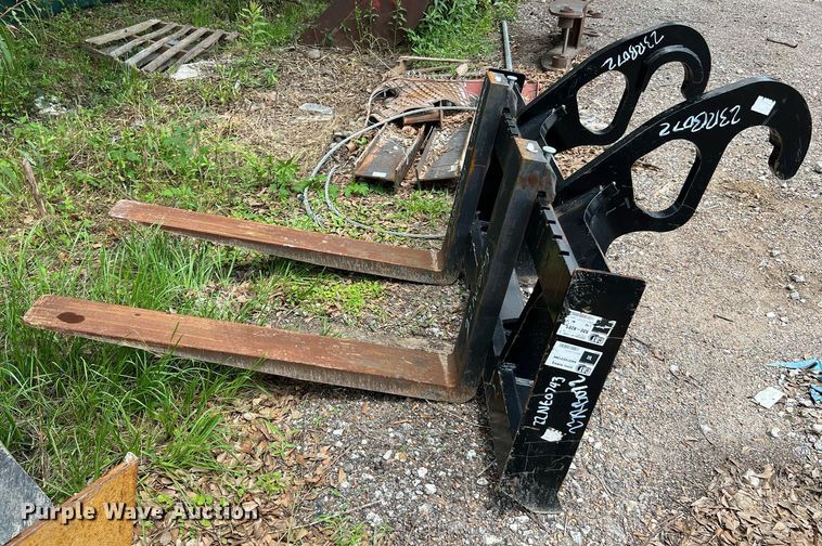 image for item MG9006 Caterpillar  wheel loader forks