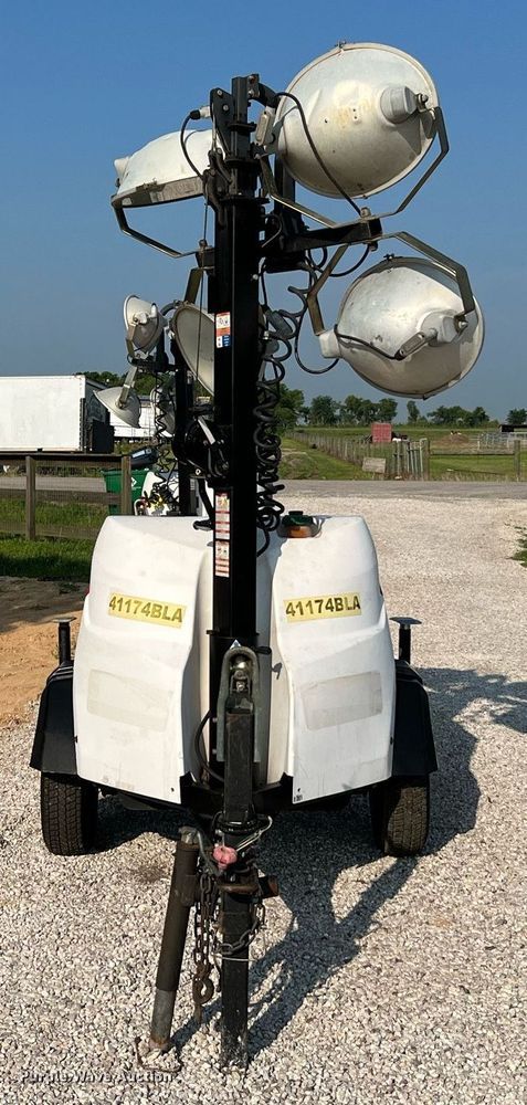 image for item MG9012 2017 Generac Magnum  light plant