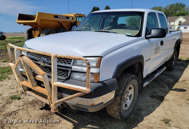 image for item ML9384 2005 Chevrolet Silverado 2500HD  Ext. Cab pickup truck