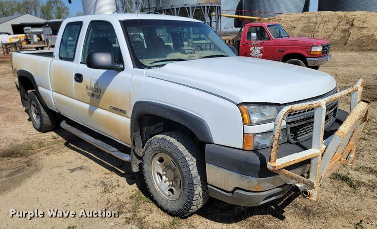 image for item ML9384 2005 Chevrolet Silverado 2500HD  Ext. Cab pickup truck