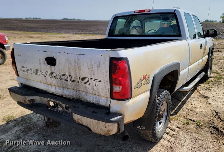 image for item ML9384 2005 Chevrolet Silverado 2500HD  Ext. Cab pickup truck