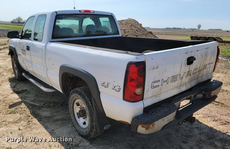 image for item ML9384 2005 Chevrolet Silverado 2500HD  Ext. Cab pickup truck