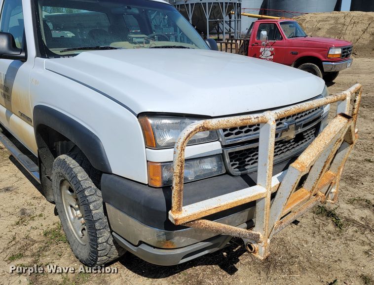 image for item ML9384 2005 Chevrolet Silverado 2500HD  Ext. Cab pickup truck