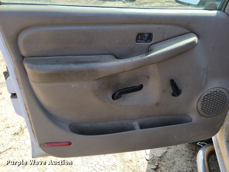 image for item ML9384 2005 Chevrolet Silverado 2500HD  Ext. Cab pickup truck