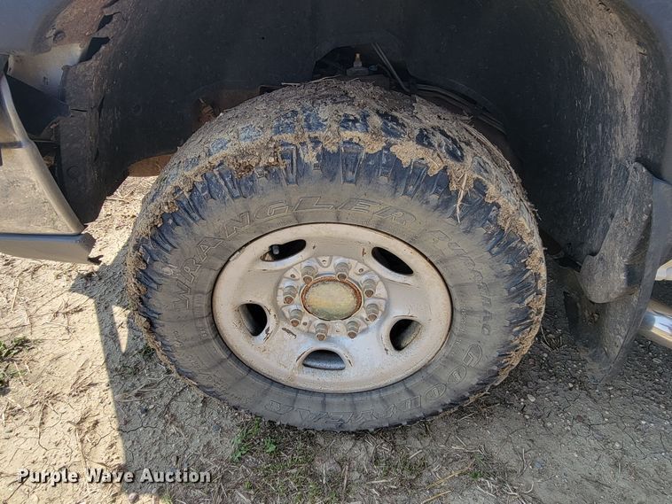 image for item ML9384 2005 Chevrolet Silverado 2500HD  Ext. Cab pickup truck