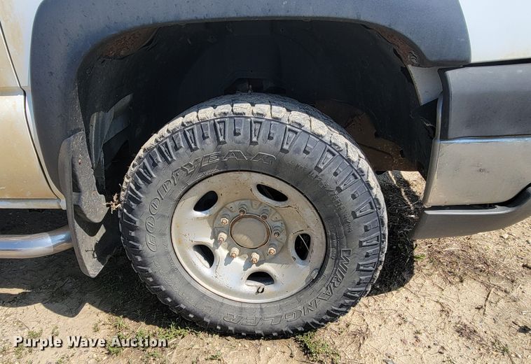 image for item ML9384 2005 Chevrolet Silverado 2500HD  Ext. Cab pickup truck