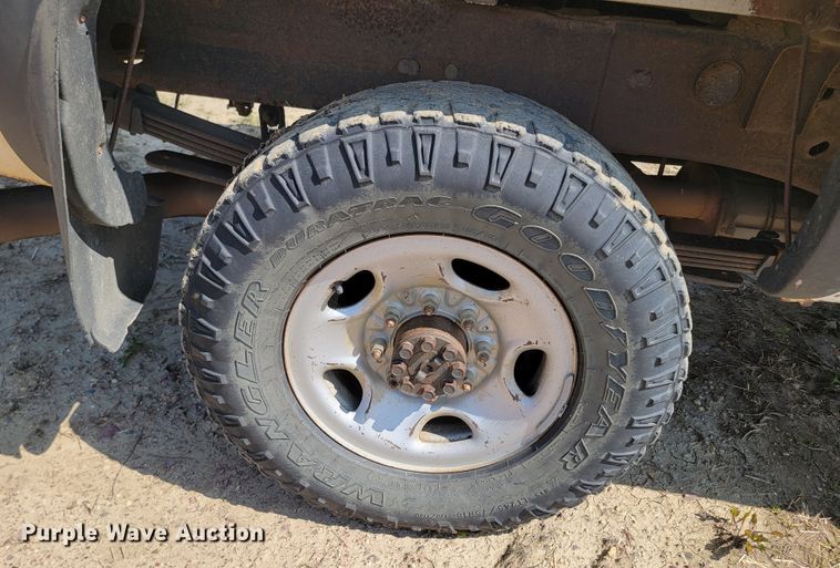 image for item ML9384 2005 Chevrolet Silverado 2500HD  Ext. Cab pickup truck