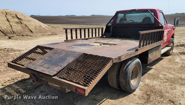 image for item ML9385 1996 Ford F350 XL  flatbed pickup truck