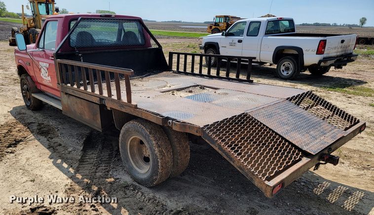 image for item ML9385 1996 Ford F350 XL  flatbed pickup truck