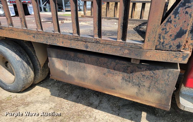 image for item ML9385 1996 Ford F350 XL  flatbed pickup truck