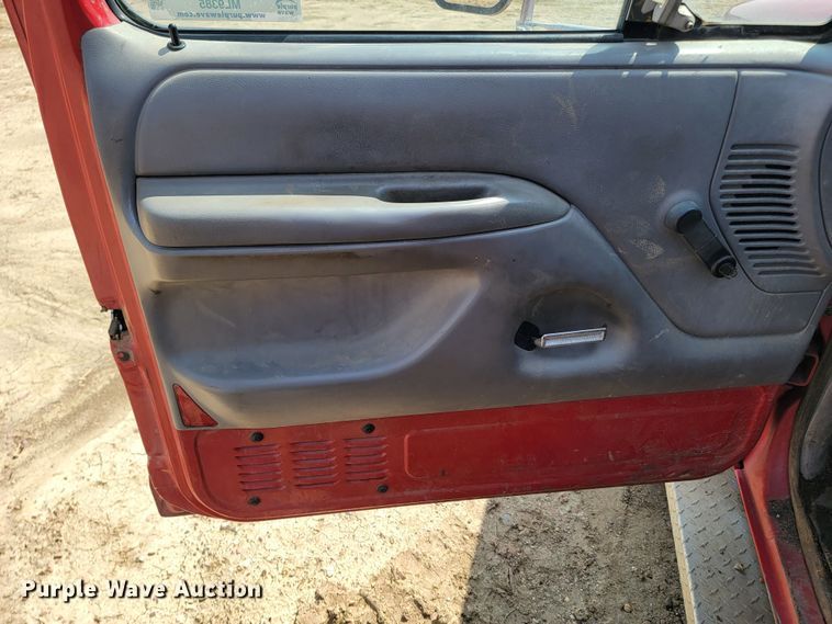 image for item ML9385 1996 Ford F350 XL  flatbed pickup truck