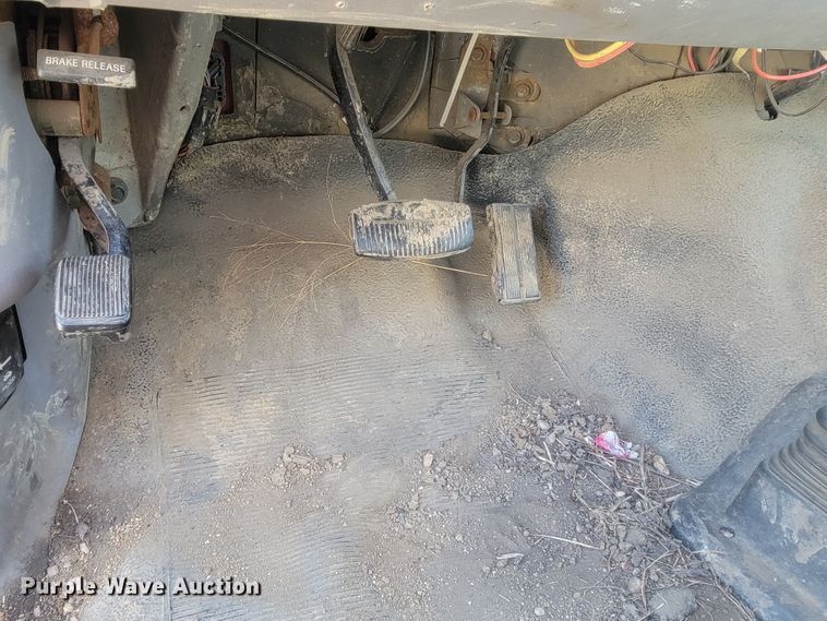 image for item ML9385 1996 Ford F350 XL  flatbed pickup truck