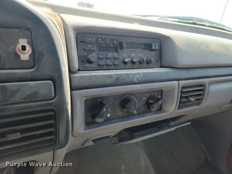 image for item ML9385 1996 Ford F350 XL  flatbed pickup truck