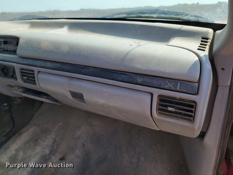 image for item ML9385 1996 Ford F350 XL  flatbed pickup truck