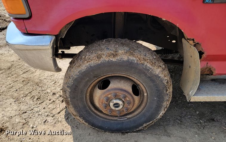 image for item ML9385 1996 Ford F350 XL  flatbed pickup truck