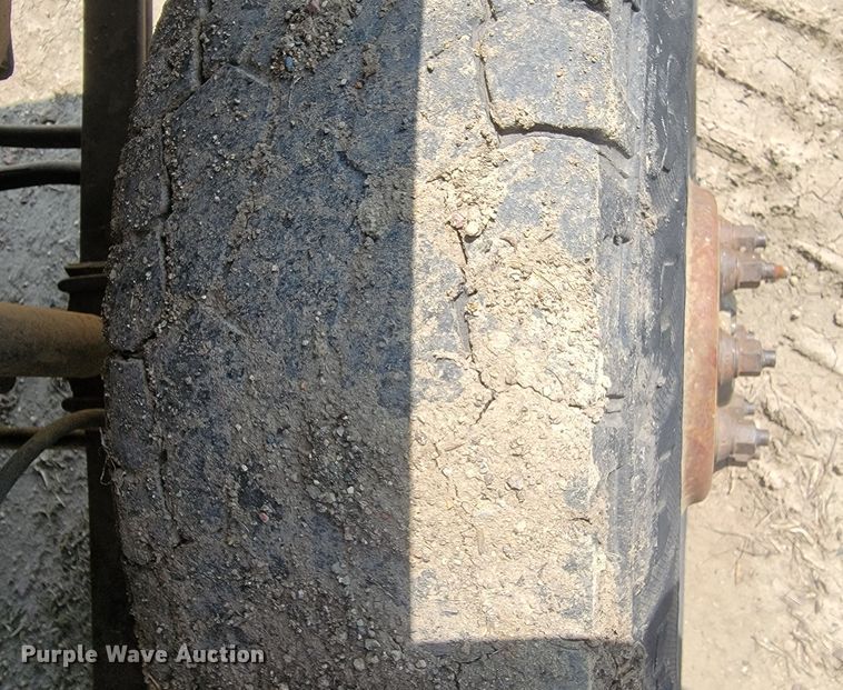 image for item ML9385 1996 Ford F350 XL  flatbed pickup truck