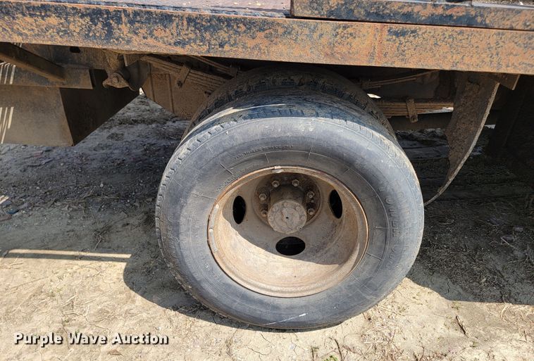 image for item ML9385 1996 Ford F350 XL  flatbed pickup truck