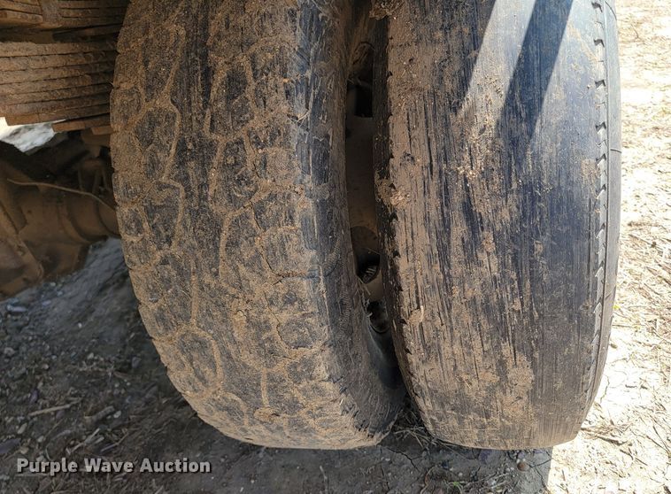 image for item ML9385 1996 Ford F350 XL  flatbed pickup truck