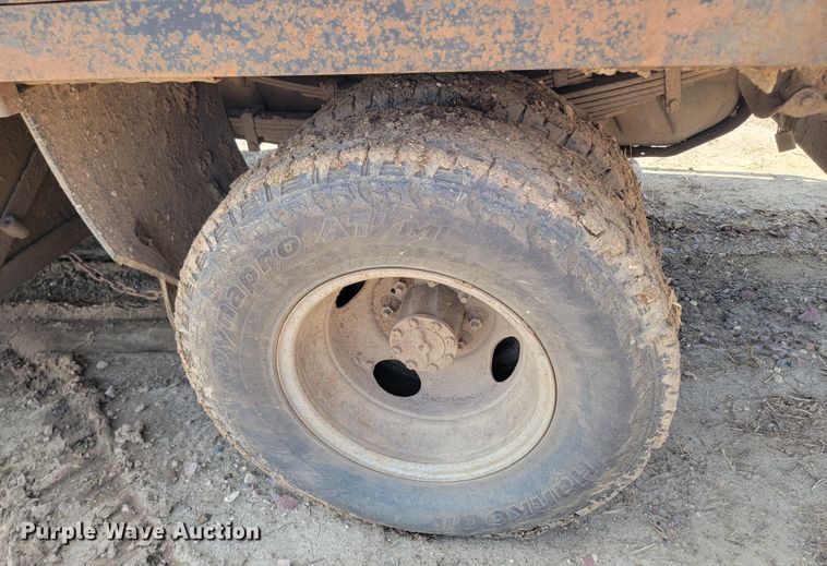 image for item ML9385 1996 Ford F350 XL  flatbed pickup truck