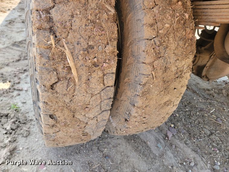 image for item ML9385 1996 Ford F350 XL  flatbed pickup truck