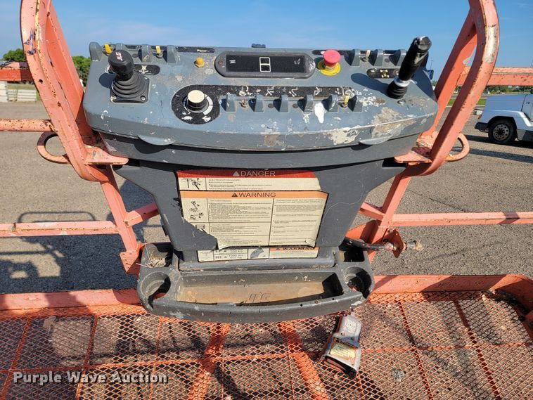 image for item ML9412 2005 JLG 600S  boom lift