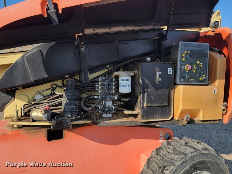 image for item ML9412 2005 JLG 600S  boom lift