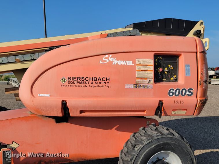 image for item ML9412 2005 JLG 600S  boom lift