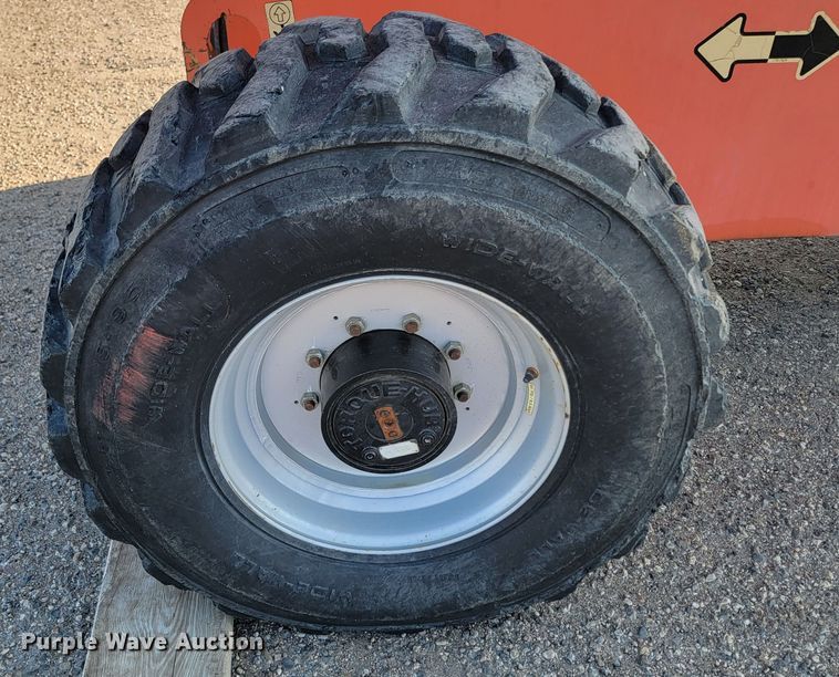 image for item ML9412 2005 JLG 600S  boom lift