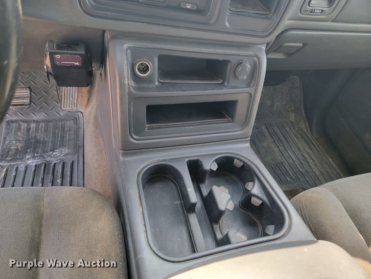 image for item ML9413 2005 Chevrolet Silverado 1500  Crew Cab pickup truck