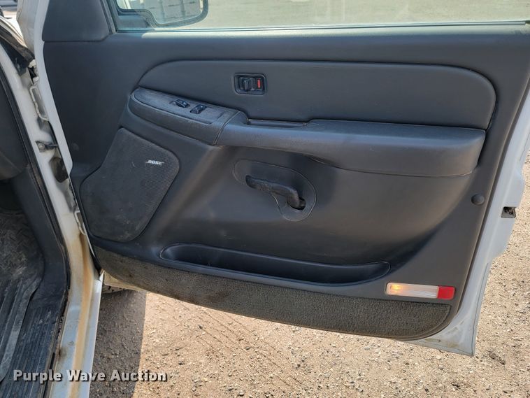 image for item ML9413 2005 Chevrolet Silverado 1500  Crew Cab pickup truck