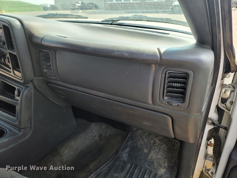 image for item ML9413 2005 Chevrolet Silverado 1500  Crew Cab pickup truck