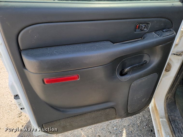 image for item ML9413 2005 Chevrolet Silverado 1500  Crew Cab pickup truck