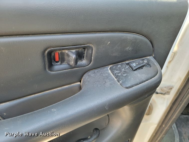 image for item ML9413 2005 Chevrolet Silverado 1500  Crew Cab pickup truck